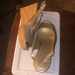 Bandolino bandalino gold sandals wedges 10 Euc